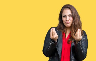 Artı boyutu genç kadın güzel üzerinde bir moda deri ceket giyiyor arka plan yapıyor para jest maaş ödeme için milyoner iş isteyen el ile izole