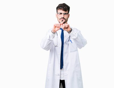 Eksi işareti yapıyor izole arka plan ret ifade geçiş parmakları üzerinde hastane ceket giyen adam genç doktor