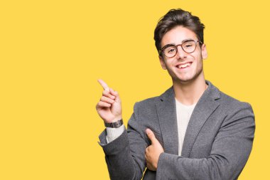 Genç iş adamı gözlük izole üzerinde işaretleme için reklam, ciddi ve sakin yüz gösterilen yan el parmak ile arka plan