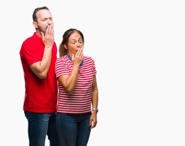 Orta yaş İspanyol çift aşık izole arka plan üzerinde el ile ağız kapsayan yorgun esneme sıkılmış. Restless ve uyku hali.