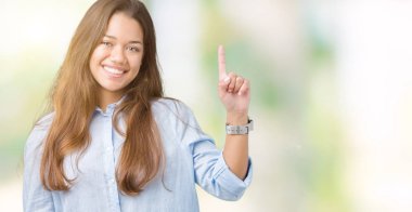 Genç güzel esmer iş kadını ve parmak gülümseyen süre bir numara ile kendinden emin ve mutlu yukarıyı gösteren izole arka plan üzerinde.