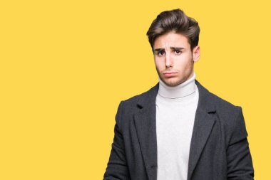 Zarif delikanlı izole arka plan üzerinde kış palto giyiyor depresif ve kızgın ve korkmuş ağlıyor sıkıntı için endişeleniyorum. Üzgün ifade.