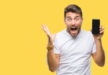 Yakışıklı delikanlı Smartphone ekran üzerinde gösterilen büyük gülümseme ile çığlık zaferini kutluyor ve ellerini kaldırdı arka plan çok mutlu ve heyecanlı, kazanan ifade izole