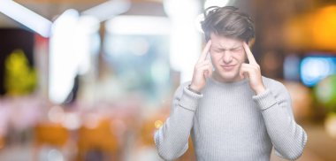 Genç yakışıklı adam giyen kış kazak baş baş ağrısı için el ile izole arka plan üzerinde çünkü stres. Migren muzdarip.