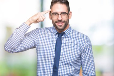 Bir parmak, harika bir fikir ya da düşünce, iyi hafıza ile baş gösteren gülen genç iş adamı gözlük izole üzerinde arka plan