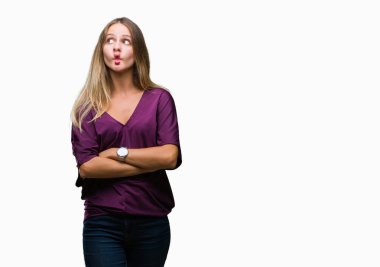 Genç güzel sarışın zarif kadın izole arka plan yapma balık yüzüne dudaklı, çılgın ve komik bir jest. Komik ifade.