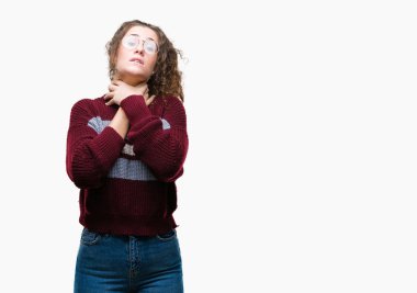 Güzel esmer kıvırcık saçlı Genç kız gözlük üzerinde arka plan bağırarak izole ve çünkü boğmak acı kendi ellerimle öldürürüm. Sağlık sorunu. Yaralarından ve intihar kavramı.