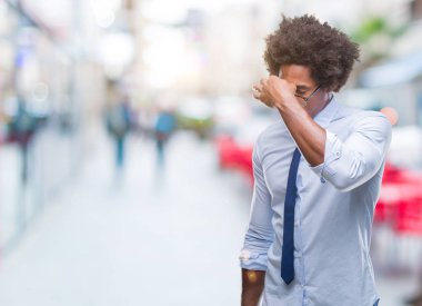 Afro Amerikan iş adamı izole arka plan yorgun sürtünme burun ve göz yorgunluğu ve baş ağrısı duygu üzerinde gözlük. Stres ve hayal kırıklığı kavramı.