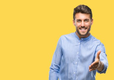 Yakışıklı delikanlı olarak tebrik ve konuksever dost sunan karşılıklı gülümseyen izole arka plan üzerinde. Başarılı iş.