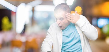 Orta yaş Arap adamın üzerinden kazak giydiğini izole arka plan seyretmek zaman endişeli, geç korkuyor arıyorsunuz