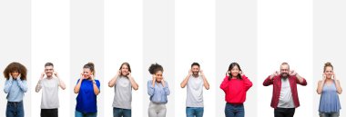 Kolaj farklı etnik gençlerin kulakları ile yüksek sesle müzik gürültü rahatsız ifade parmaklarıyla kapsayan beyaz çizgili izole arka plan üzerinde. Sağır kavramı.