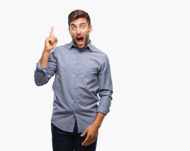 Yakışıklı delikanlı ile başarılı fikir parmağı yukarıyı izole arka plan üzerinde. Çıktıktan ve mutlu. Bir numara.