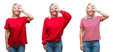 Kolaj üzerinde rahat kırmızı giyen güzel sarışın kadın gülümsüyor, parmakları ile mutlu yüz üzerinden seyir göz el ile ok jest yapıyor arka plan izole.