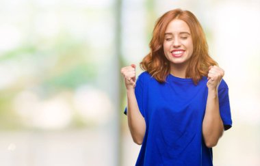 Zafer kutluyor gülümseyen izole arka kolları olan başarı için heyecanlı genç güzel kadın kaldırdı. Kazanan kavramı.