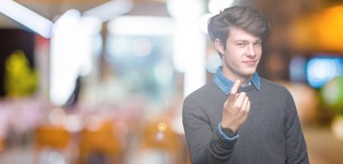 Genç yakışıklı zarif adam izole arka plan üzerinde Beckoning gel burada mutlu ve gülümseyerek el davet ile jest