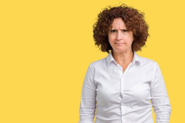 Güzel orta ager izole arka plan şüpheci ve sinir, papatyanın üzgün sorun nedeniyle üst düzey businees kadın. Negatif kişi.