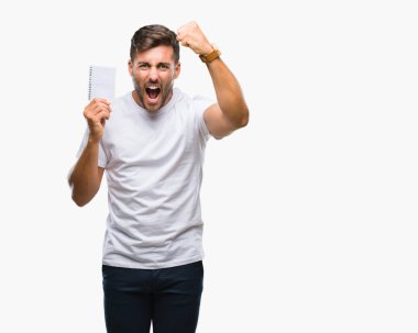 Genç yakışıklı adam holding defter üzerinde izole arka rahatsız ve boşa çıkarmak ile öfke, çılgın ve yükseltilmiş eliyle diye bağıran öfke kavramı bağırarak.