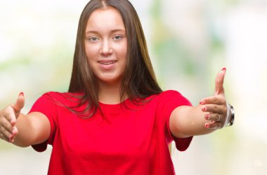 Sarılmak için kollarını açarak gülümseyerek kameraya bakarak izole arka plan üzerinde genç güzel beyaz kadın. Neşeli ifade kucaklayan mutluluk.