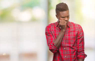 Genç Afro-Amerikan adam stresli ve gergin ile izole arka plan üzerinde tırnak ısırma dudaklarından eller. Anksiyete sorunu.