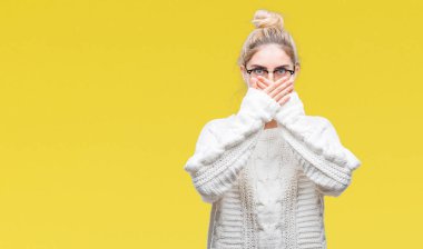 Genç güzel sarışın kadın üzerinde gözlük takan arka plan ağız hata için elleriyle kapsayan şok izole. Gizli kavramı.