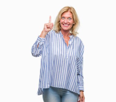 Orta yaş sarışın iş kadını ile başarılı fikir parmağı yukarıyı izole arka plan üzerinde. Çıktıktan ve mutlu. Bir numara.