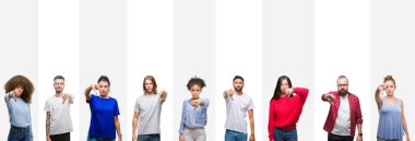 Farklı etnik genç insanlar mutsuz ve kızgın ret gösterilen ve başparmak aşağı hareketi ile negatif seyir beyaz çizgili izole arka plan üzerinde kolaj. Kötü ifade.