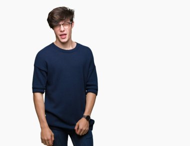 Seksi bir ifadeyle, neşeli ve mutlu yüzünü kameraya bakarak göz kırpıyor izole arka plan üzerinde gözlük takan genç yakışıklı adam.