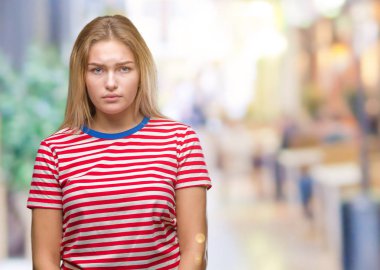 İzole arka plan şüpheci ve sinir, papatyanın üzgün sorun nedeniyle genç beyaz kadın. Negatif kişi.