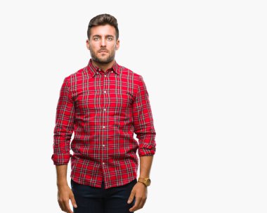 Yakışıklı delikanlı yüzünde ciddi bir ifade ile izole arka plan üzerinde. Basit ve doğal kameraya bakıyor.