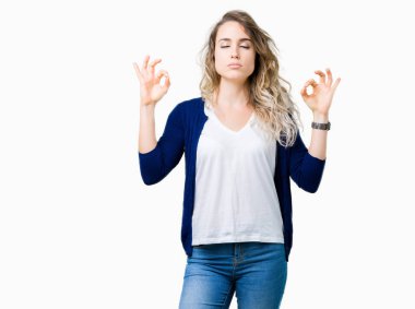 Güzel genç sarışın kadın izole arka plan üzerinde dinlenmek ve gülümseyen gözlerle parmak ile meditasyon jest yapıyor kapalı. Yoga kavramı.