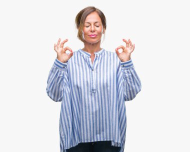 Orta yaş izole arka plan üzerine İspanyol kadın kıdemli sakin ol ve gülümseyen gözlerle parmak ile meditasyon jest yapıyor kapalı. Yoga kavramı.
