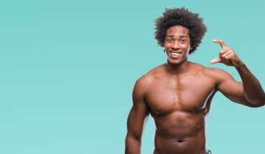 Çıplak vücut izole arka plan gülümseyen ve süre seyir ve kamera boyutu işaret parmaklarıyla yapıyor el ile kendinden emin eller üzerinde gösterilen Afro Amerikalı gömleksiz adam. Ölçü kavramı.