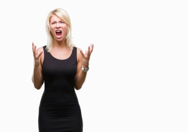 Çılgın ve kızgın bağırarak ve agresif ifade ve silah kaldırdı bağırmaya izole arka plan üzerinde zarif elbise genç güzel sarışın çekici bir kadın. Hayal kırıklığı kavramı.