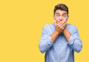 Yakışıklı delikanlı izole arka plan ağız hata için elleriyle kapsayan şok içinde. Gizli kavramı.