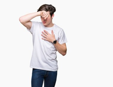 Genç yakışıklı adam giyiyor rahat beyaz t-shirt izole arka plan dokunmadan üzerinde hastalık ve ateş, grip ve soğuk, virüs hasta için alın