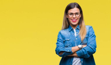 Kameraya bakarak çapraz silah ile gülümseyen izole arka plan mutlu yüzüne gözlüklü üzerinde genç güzel kadın. Olumlu bir kişi.