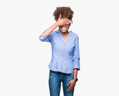 Güzel genç Afro-Amerikan iş kadın gülümsüyor ve gözleri için sürpriz kapsayan yüz el ile gülüyor izole arka plan yüzünden. Kör kavramı.