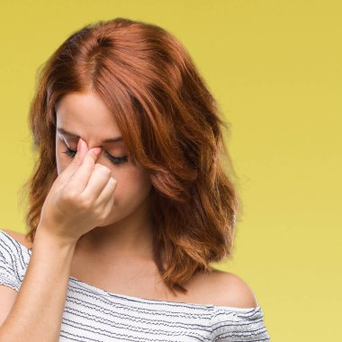 İzole arka burun ve göz yorgunluğu ve baş ağrısı duygu sürtünme yorgun genç güzel kadın. Stres ve hayal kırıklığı kavramı.