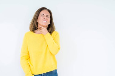 Güzel orta yaş kadın giyiyor sarı kazak izole üzerinde arka plan ağrılı boyun, boğaz gribi, kesek ve enfeksiyon için dokunaklı