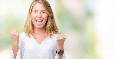 Güzel genç zarif kadın kutluyor izole arka plan üzerinde şaşırttı ve başarı için kaldırdı kollarını açarak hayret ve gözleri açık. Kazanan kavramı.