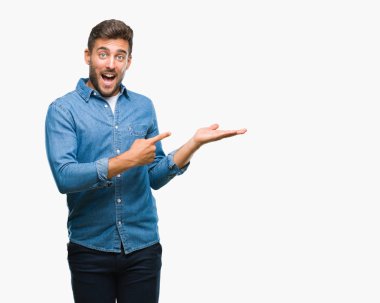 Yakışıklı delikanlı üzerinden hayran ve el ile sunulması ve parmak ile işaret ederken kameraya gülümseyen izole arka plan.