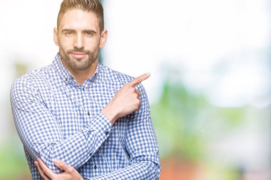 Yakışıklı delikanlı izole üzerinden reklam, ciddi ve sakin yüz gösterilen yan el parmak ile işaret arka plan