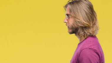 İzole arka tarafına, seyir üzerinde güneş gözlüğü takmış uzun saçlı Genç yakışıklı adam sakin ol kendine güvenen gülümseme ile doğal yüz pozuyla profili.