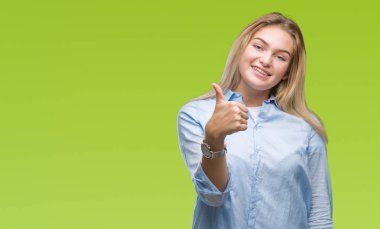 Genç beyaz iş kadın hareketi el ile mutlu yaşasın yapıyor izole arka plan yüzünden. Kameraya bakarak başarı gösteren ile ifade onaylama.