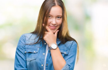 Genç beyaz güzel kadın izole arka plan emin çapraz kollar ve çeneme kaldırdı el ile gülümseme ile kameraya bakıyor. Pozitif düşünce.