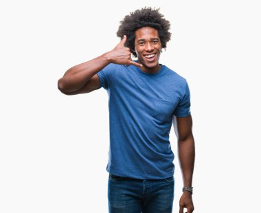 Afro Amerikalı adam yapıyor gülümseyen izole arka plan üzerinde telefon hareketi ile el ve parmak telefonda konuşuyor gibi. Kavramları iletişim.