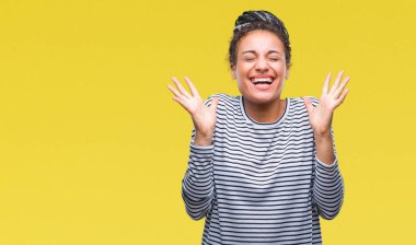 Arka plan deli kutluyor üzerinde kazak giyen genç örgülü saç Afro-Amerikan Kız izole ve crazy arms ile başarı için kaldırdı ve heyecanlı çığlık gözler kapalı. Kazanan kavramı