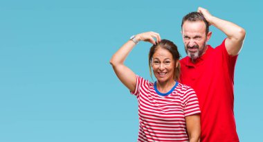 Orta yaş İspanyol çift izole arka plan üzerinde aşk yanıltır ve soru hakkında merak ediyorum. Şüphe, kafasına el ile düşünme ile belirsiz. Dalgın kavramı.