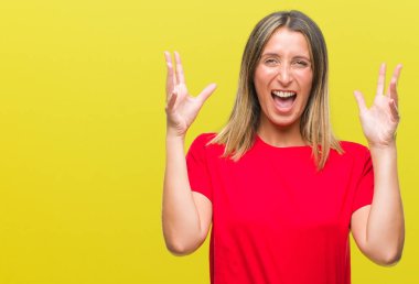 Genç güzel kadın deli kutluyor ve silah ile başarı için heyecanlı çığlık kaldırdı ve açık gözleri hayret izole arka plan yüzünden. Kazanan kavramı