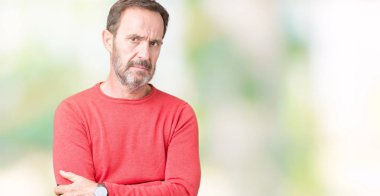 İzole arka plan şüpheci ve sinir, onaylamayan ifade yüz çapraz kolları üzerinde kış kazak giymiş yakışıklı orta yaş ağarmış komuta sizde. Negatif kişi.